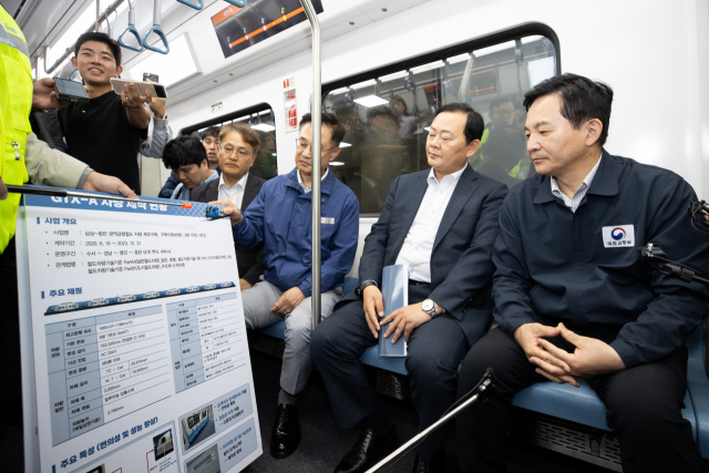 원희룡(오른쪽) 국토교통부 장관이 21일 GTX-A 차량에 시승해 시운전 상황에 대해 보고를 받고 있다. 사진 제공=국토부