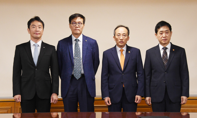 추경호 부총리 겸 기획재정부 장관이 9월 21일 서울 중구 은행연합회에서 열린 비상거시경제금융회의에 참석기념사진을 찍고 있다. /사진=기재부