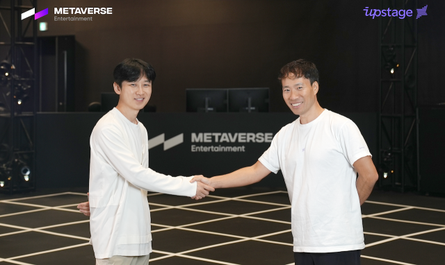 김성훈(오른쪽) 업스테이지 대표와 서우원 메타버스엔터테인먼트 대표가 ‘페르소나 AI 공동 개발을 위한 협약’을 맺은 후 기념 촬영을 하고 있다. 사진 제공=업스테이지