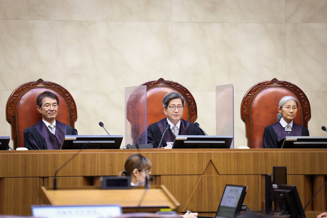대법원 전원합의체가 열린 21일 오후 서울 서초구 대법원 대법정에서 재판장 김명수(가운데) 대법원장이 선고 이유를 설명하고 있다. 사진제공=법원행정처