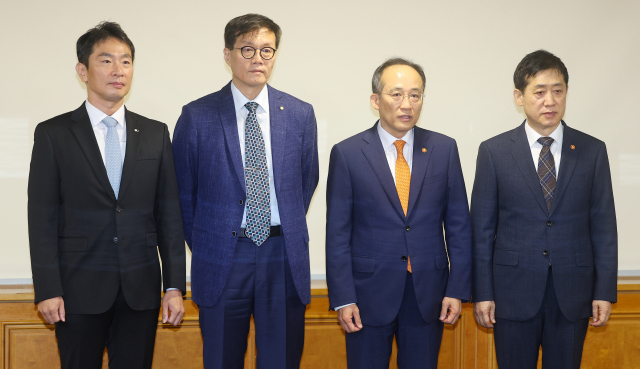 추경호 부총리 겸 기획재정부 장관이 21일 서울 중구 은행연합회에서 열린 비상거시경제금융회의에 앞서 참석자들과 기념 촬영을 하고 있다. 이복현(왼쪽부터) 금융감독원장, 이창용 한국은행 총재, 추 부총리, 김주현 금융위원장. 연합뉴스