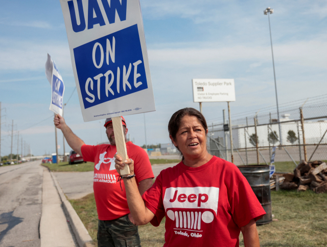 전미자동차노조(UAW) 조합원들이 17일(현지 시간) 미국 오하이오주 털리도 지프 공장 밖에서 파업하고 있다. 연합뉴스