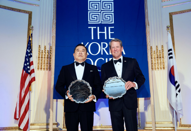 구자열(왼쪽) 한국무역협회 회장이 20일(현지 시간) 미국 뉴욕 맨해튼 플라자호텔에서 밴플리트상을 공동 수상한 브라이언 켐프 미국 조지아주지사와 기념 촬영을 하고 있다. 사진 제공=한국무역협회
