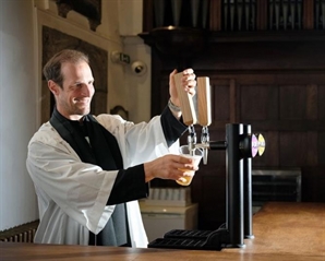 "600년 된 교회에 '맥주 바'가 웬말?"…英서 '신성모독' 논란