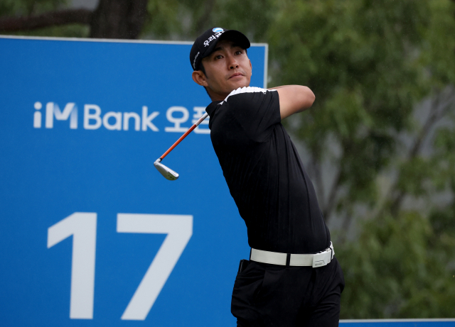 이수민이 21일 iM뱅크 오픈 1라운드 17번홀에서 티샷을 하고 있다. 사진 제공=KPGA