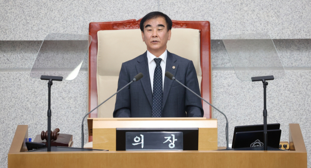 염종현 경기도의회 의장이 21일 ‘제371회 임시회 제4차 본회의’ 산회 선언에 앞서 발언하고 있다. 사진 제공 = 경기도의회