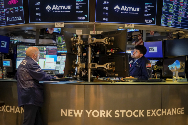 미국 뉴욕증권거래소(NYSE) 객장에서 트레이더들이 업무를 수행하고 있다. AP연합뉴스