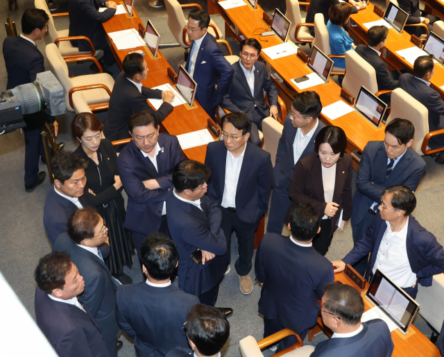 지난 21일 국회 본회의에서 더불어민주당 이재명 대표의 체포동의안 가결 후 민주당 의원들이 이 대표 자리에 모여 대화하고 있다.