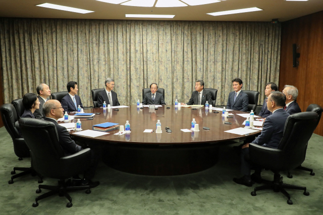 우에다 가즈오(가운데) 일본은행 총재가 22일 도쿄 일본은행 본점에서 금리정책 회의를 주재하고 있다. 우에다 총재는 금융 완화 정책을 당분간 지속하기로 했지만 물가 인상이 이어질 경우 정책 전환을 시사했다. AFP연합뉴스