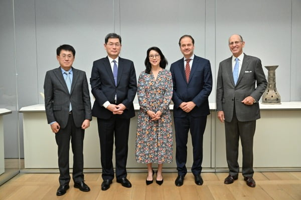 미국 뉴욕 메트로폴리탄 박물관에 한국 미술 전문 기금 큐레이터직이 신설됐다. 사진은 왼쪽부터 삼성문화재단 류문형 대표, 한국국제교류재단(KF, Korea Foundation) 김기환 이사장, 메트로폴리탄박물관 Eleanor Soo-ah Hyun 한국국제교류재단-삼성문화재단 한국미술 큐레이터, Max Hollein 관장, Maxwell K. (Mike) Hearn 아시아미술부장. 사진제공=한국 국제교류재단