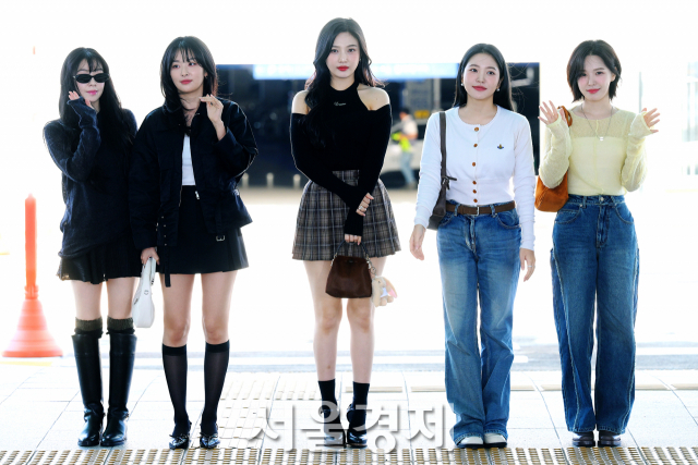 그룹 레드벨벳(Red Velvet)이 22일 오후 ‘에스엠 타운 라이브 2023(SM TOWN LIVE 2023)’ 콘서트 참석 차 인천국제공항 제2여객터미널을 통해 인도네시아 자카르타로 출국하고 있다. 김규빈 기자