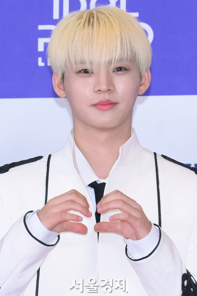 그룹 온앤오프(ONF) 효진이 23일 오후 서울 마포구 서울월드컵경기장에서 진행된 ‘MBC 아이돌라디오 콘서트(IDOL RADIO LIVE IN SEOUL)’ 레드카펫에서 포즈를 취하고 있다. 김규빈 기자