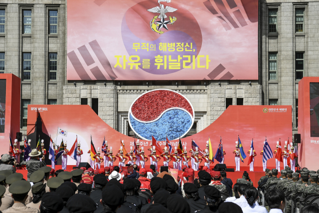 해병대사령부는 23일 서울시청 앞 광장에서 제73주년 서울수복기념행사를 개최했다. 리틀엔젤스예술단이 22개 참전국기를 활용한 공연을 하고 있다. 사진 제공=해병대사령부