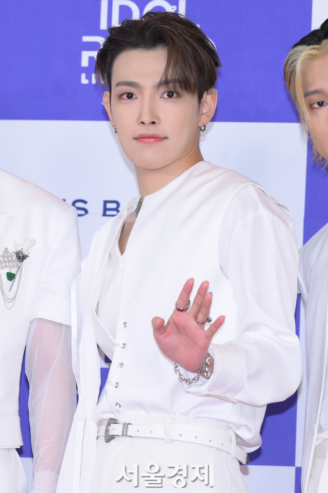 그룹 에이티즈(ATEEZ) 홍중이 23일 오후 서울 마포구 서울월드컵경기장에서 진행된 ‘MBC 아이돌라디오 콘서트(IDOL RADIO LIVE IN SEOUL)’ 레드카펫에서 포즈를 취하고 있다. 김규빈 기자