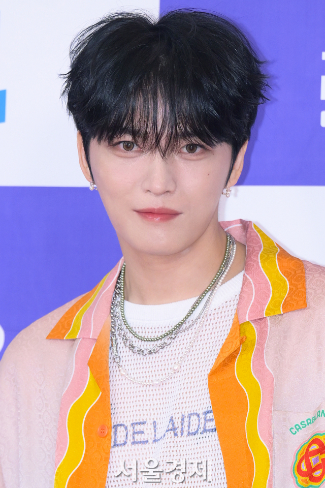 가수 김재중이 23일 오후 서울 마포구 서울월드컵경기장에서 진행된 ‘MBC 아이돌라디오 콘서트(IDOL RADIO LIVE IN SEOUL)’ 레드카펫에서 포즈를 취하고 있다. 김규빈 기자