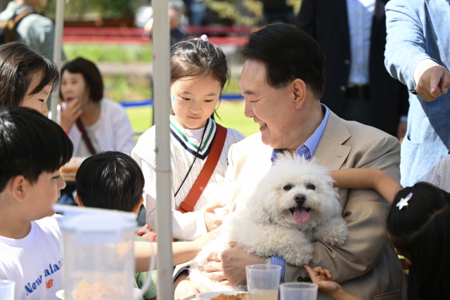 석열 대통령이 24일 서울 용산어린이정원에서 추석을 앞두고 열린 ‘추억맞이 팔도장터’를 찾아 어린이와 대화하고 있다. 사진제공=대통령실