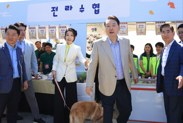 윤석열 대통령과 부인 김건희 여사가 24일 서울 용산어린이정원에서 추석을 앞두고 열린 ‘추억맞이 팔도장터’를 방문하고 있다. 사진제공=대통령실