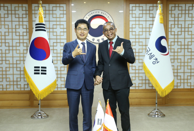 김창기 국세청장이 수르요 우토모 인도네시아 국세청장과 21일 국세청에서 가진 양국 국세청장 회의에 앞서 기념 촬영을 하고 있다. 사진 제공=국세청