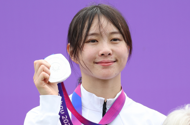 한국의 김선우가 24일 항저우 아시안게임 근대5종 여자 결승에서 은메달을 획득한 뒤 시상대에 올라 포즈를 취하고 있다. 연합뉴스
