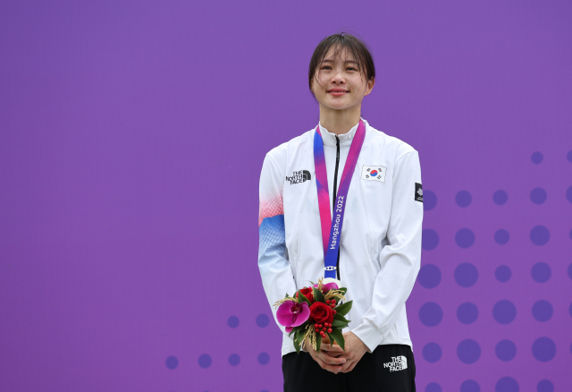 한국의 김선우가 24일 항저우 아시안게임 근대5종 여자 결승에서 은메달을 획득한 뒤 시상대에 올라 아쉬운 표정을 짓고 있다. 연합뉴스