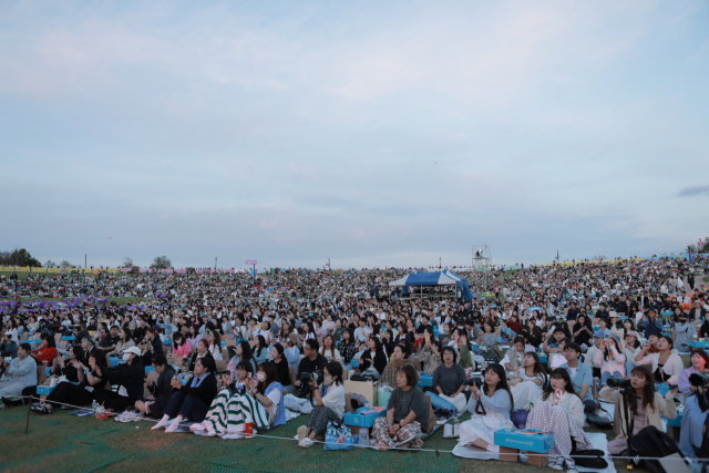 지난 23일 오후 파주시 임진각 평화누리 야외공연장에서 열린 ‘평화누리 피크닉 페스티벌’을 즐기는 시민들. 사진 제공 = 경기관광공사