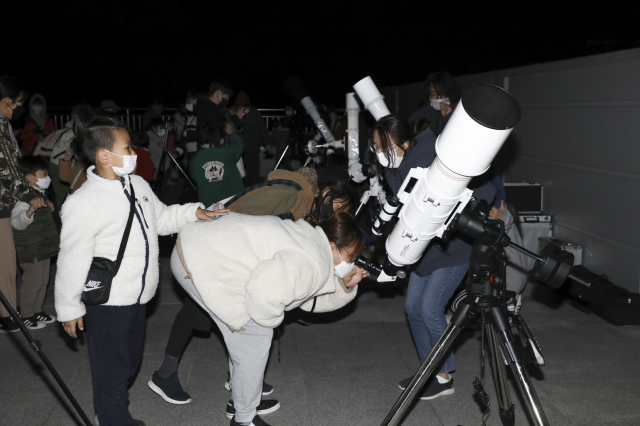 지난해 10월 북한산국제클라이밍센터 옥상에서 진행된 별보기체험 행사. 아이들이 망원경으로 천체를 관측하고 있다. 강북구 제공