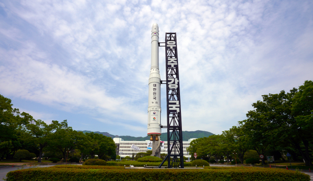 우주항공 복합도시를 지향하는 경남도청 정문.