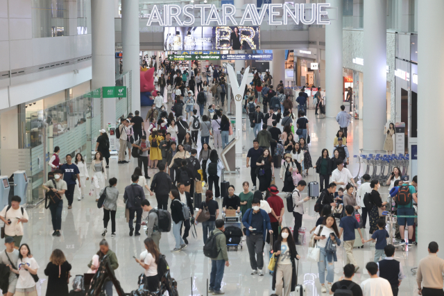 추석 연휴를 사흘 앞둔 25일 오전 인천국제공항 1터미널 면세점 구역이 여행객들로 붐비고 있다. 연합뉴스