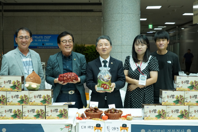 남성현(왼쪽에서 세번째) 산림청장이 정부대전청사 중앙홀에서 열린 ‘추석맞이 임산물 특별판매전’행사에서 밤을 홍보하고 있다. 사진제공=산림청