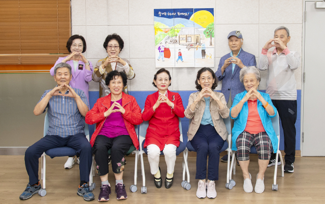 박희영 서울 용산구청장이 치매안심센터에서 인지 프로그램에 참여한 어르신들과 기념촬영을 했다. 사진 제공=서울 용산구청