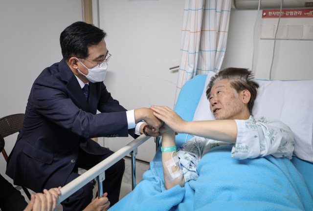 진교훈 더불어민주당 강서구청장 보궐선거 후보가 지난 22일 녹색병원에서 병상 단식 중인 이재명 대표를 만나 면담을 하는 모습. 사진=더불어민주당 제공