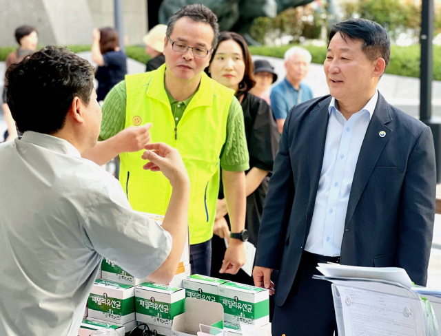 서철모(오른쪽 첫번째) 서구청장이 ‘대전 서구 사회적경제 장터’를 찾아 제품설명을 듣고 있다. 사진제공=대전 서구