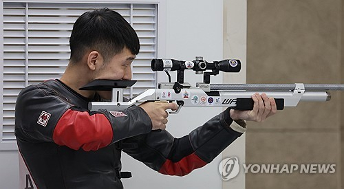 25일 중국 항저우 푸양 인후 스포츠센터에서 열린 제19회 항저우 아시안게임 남자 10m 러닝타깃 개인전 및 단체전에서 곽용빈이 조준을 하고 있다. 연합뉴스