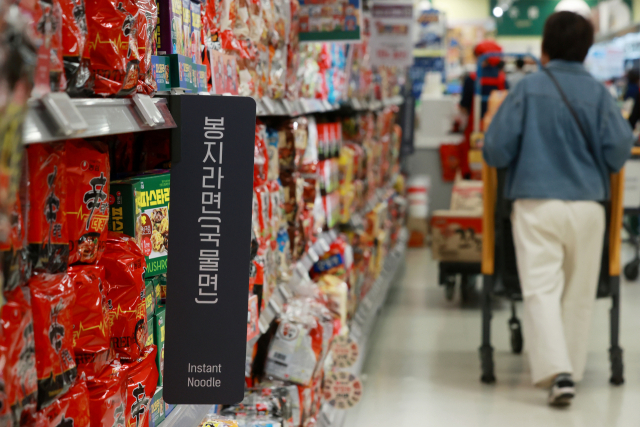 한국 인스턴트 라면이 탄생한 지 60년이 되는 날인 15일 서울 시내 한 대형마트에서 시민이 라면을 고르고 있다. 연합뉴스