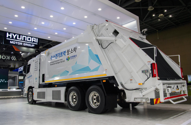 현대차그룹이 13일 경기 고양시 킨텍스에서 열리는 ‘H2 MEET 2023’에서 수소전기트럭 청소차를 전시하고 있다. 사진 제공=현대차·기아