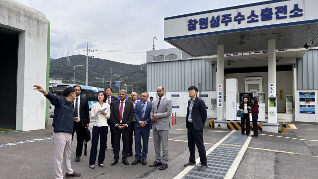 19일 경남 창원성주수소충전소를 찾은 오만 교통통신정보기술부 방문단이 관계자로부터 수소 시설 관련 설명을 듣고 있다. 사진 제공=창원시