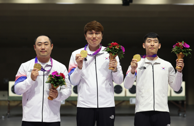 25일 항저우 아시안게임 남자 10m 러닝타깃 단체전에서 금메달을 획득한 하광철(왼쪽부터)·정유진·곽용빈이 시상대에서 포즈를 취하고 있다. 연합뉴스