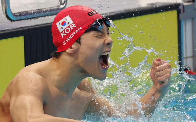 지유찬이 25일 항저우 아시안게임 남자 자유형 50m 결선에서 가장 먼저 터치 패드를 찍은 뒤 포효하고 있다. 연합뉴스