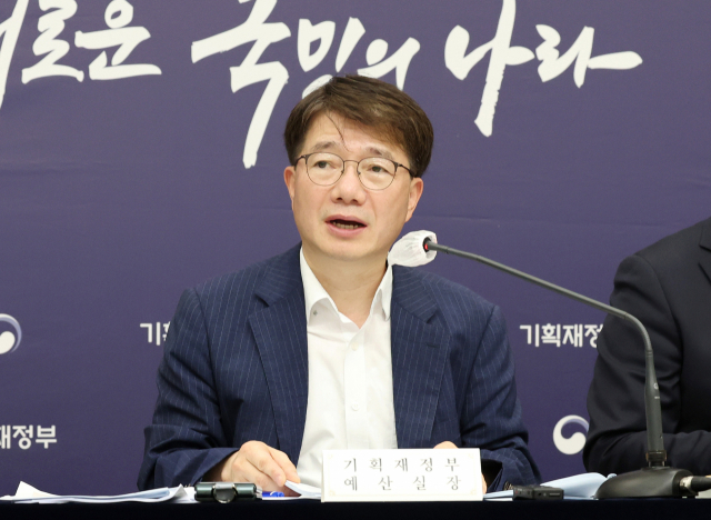 김동일 기획재정부 예산실장이 지난 8월 24일 세종시 정부세종청사에서 2024년 예산안 및 2023~2027년 국가재정운용계획과 관련해 상세브리핑을 하고 있다. 연합뉴스