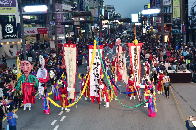 남사당 바우덕이 축제 길놀이 퍼레이드. 사진 제공 = 안성시