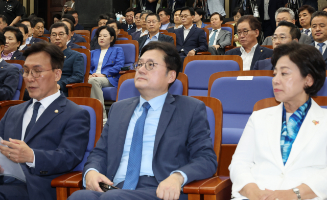 26일 국회에서 열린 더불어민주당 원내대표 보궐선거 의원총회에서 김민석(왼쪽부터), 홍익표, 남인순 후보가 정견 발표를 기다리고 있다. 연합뉴스