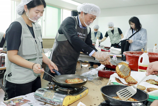 이학재 인천국제공항공사 사장을 비롯한 인천공항 합동봉사단이 26일 인천 서구 석남2동행정복지센터에서 추석 맞이 무료급식 봉사를 하기 위해 전을 부치고 있다. 공항사진기자단 2023.09.26