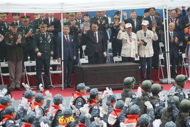 건군 75주년 국군의날 시가행진이 열린 26일 서울 광화문 광장 관람무대에서 윤석열 대통령이 시가행진하는 장병들에게 인사하고 있다./연합뉴스