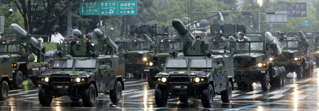 건군 75주년 국군의 날 기념행사일인 26일 오후 서울 중구 세종대로에서 열린 시가행진에서 장거리지대공유도무기 L-SAM, 고위력 현무 미사일, 장거리 공대지 미사일 타우러스, 중거리 지대공미사일 천궁 등으로 구성된 3축 체계 장비들이 행진하고 있다./연합뉴스