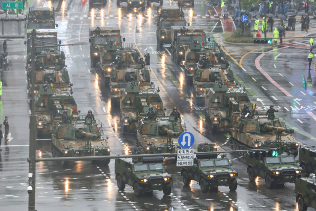 건군 75주년 국군의 날 기념행사가 열린 26일 오후 K55A1 자주포, K9 자주포 등 포병 장비들이 서울 중구 세종대로에서 시가 행진을 하고 있다./연합뉴스