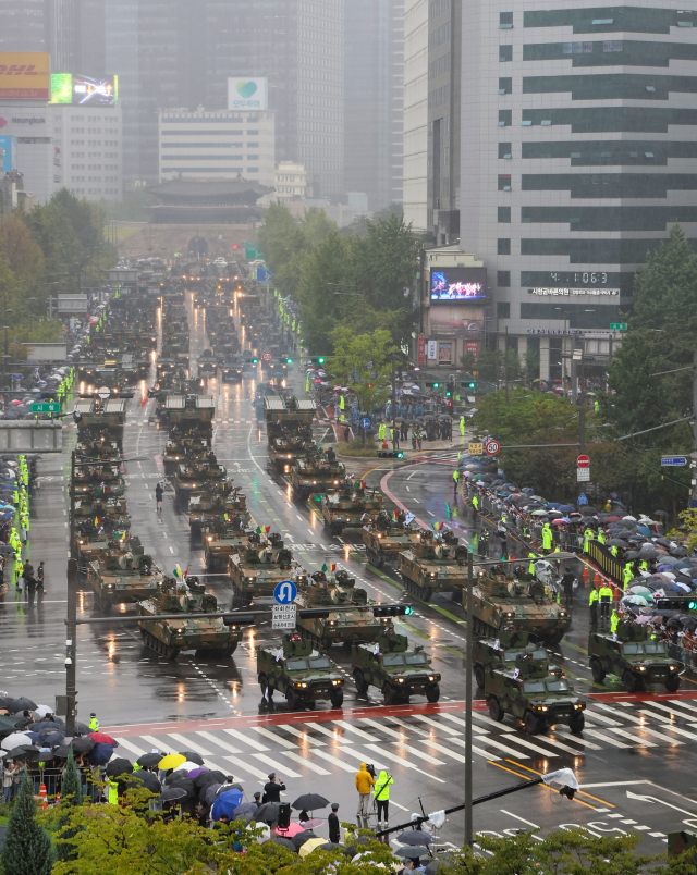 건군 75주년 국군의 날 기념행사가 열린 26일 오후 군 장병들과 장비들이 서울 중구 세종대로에서 시가 행진을 하고 있다/연합뉴스