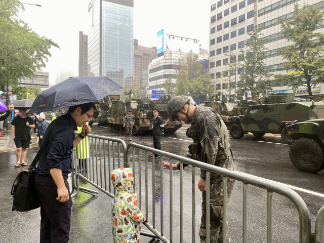 26일 숭례문 인근에서 도보부대 행진이 시작되기 전 한 군인이 아이와 인사하고 있다.장형임기자