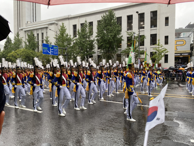 건군 75주년 국군의날 시가행진이 열린 서울 중구 세종대로에서 26일 육군사관학생도들이 행진을 하고 있다.이승령 기자