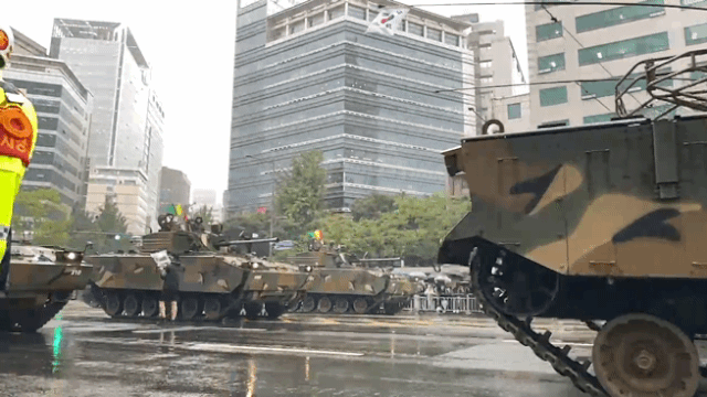 건군 75주년 국군의날 시가행진이 열린 서울 중구 세종대로에서 육군 K-21 보병전투차량이 시민들의 환호를 받으며 기동하고 있다. 이승령 기자