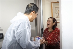 일일 우유배달원된 한 총리… 어르신에 우유 배달